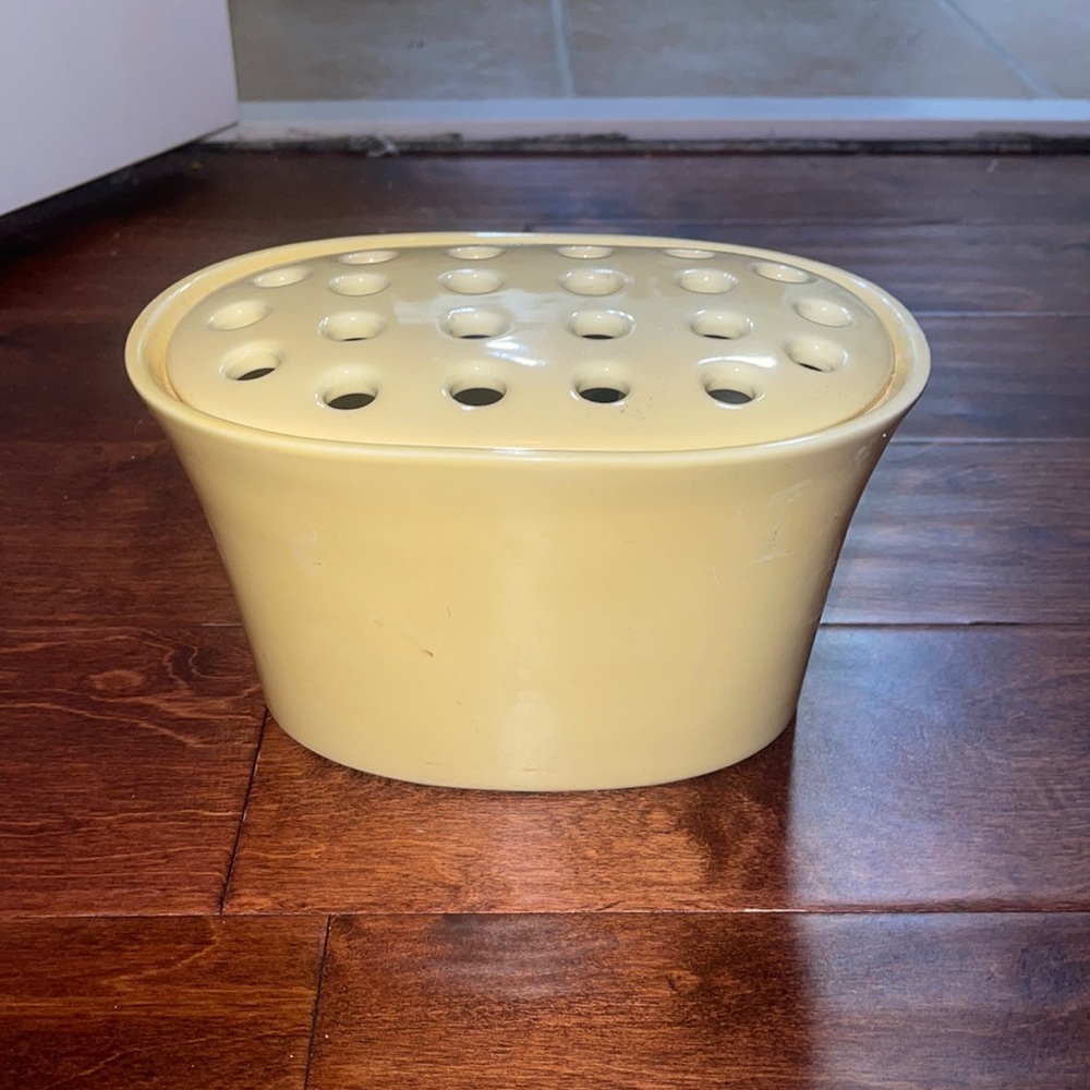 Southern Living At Home Retired Soft Yellow
22 Stem Oval Arrange It-Easy Vase